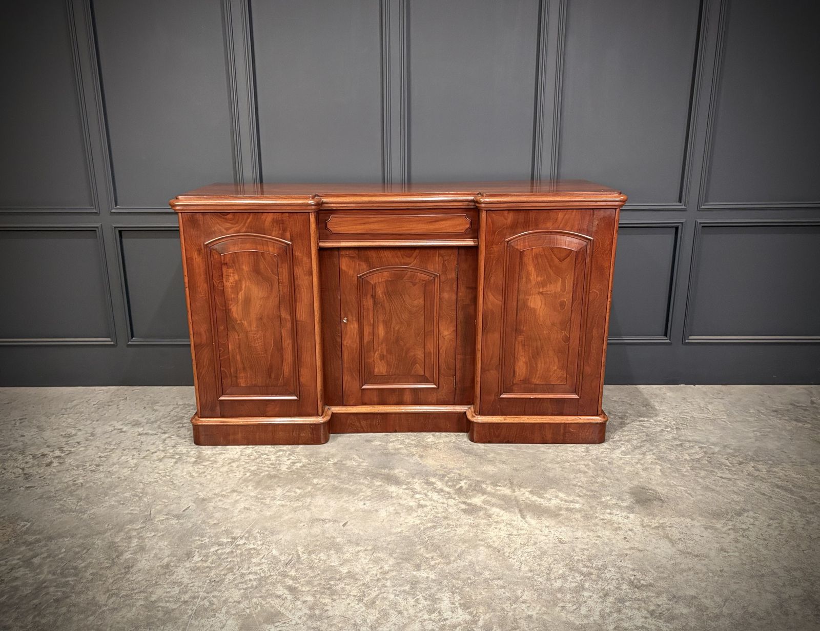 Victorian Mahogany Sideboard photo vinterior