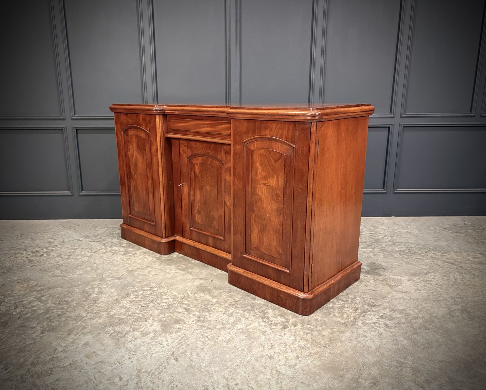 photo vintage Victorian Mahogany Sideboard