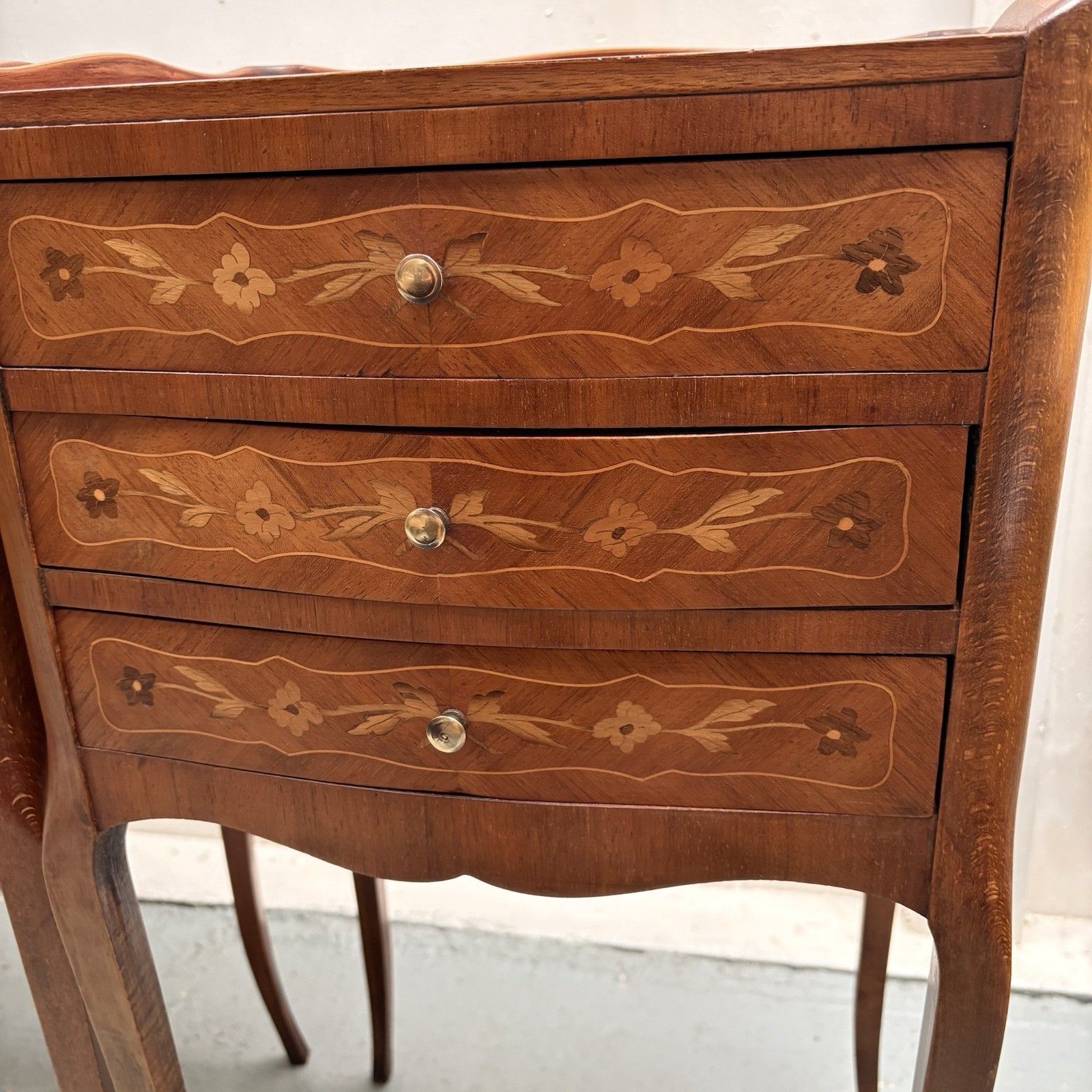 photo vinterior Pair French Provincial Inlaid Tulip Wood “Chevets” Nightstands Bedside Tables