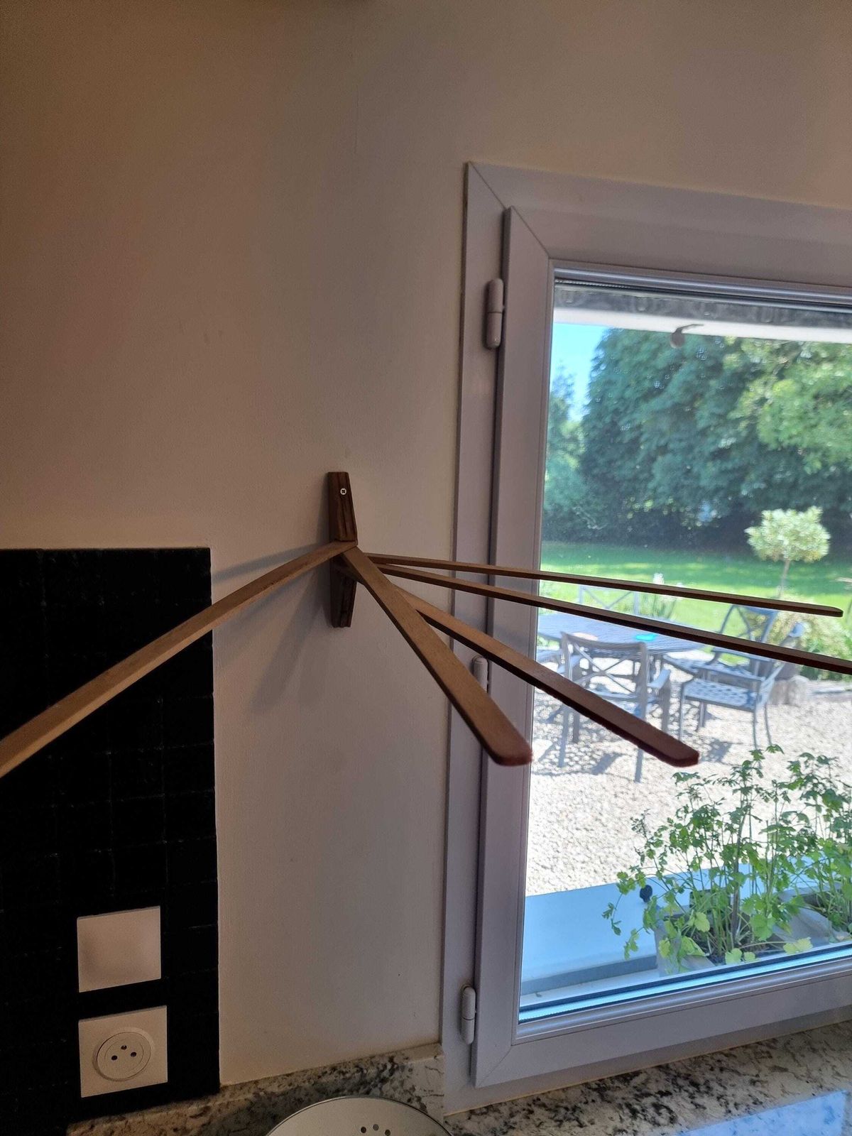 photo furniture Vintage Houten Handdoekrek | Frans Vintage Handdoekrek | Wandgemonteerd Zwenkbaar Handdoekrek | 5 Armen Inclusief 3 Vintage Theedoeken
