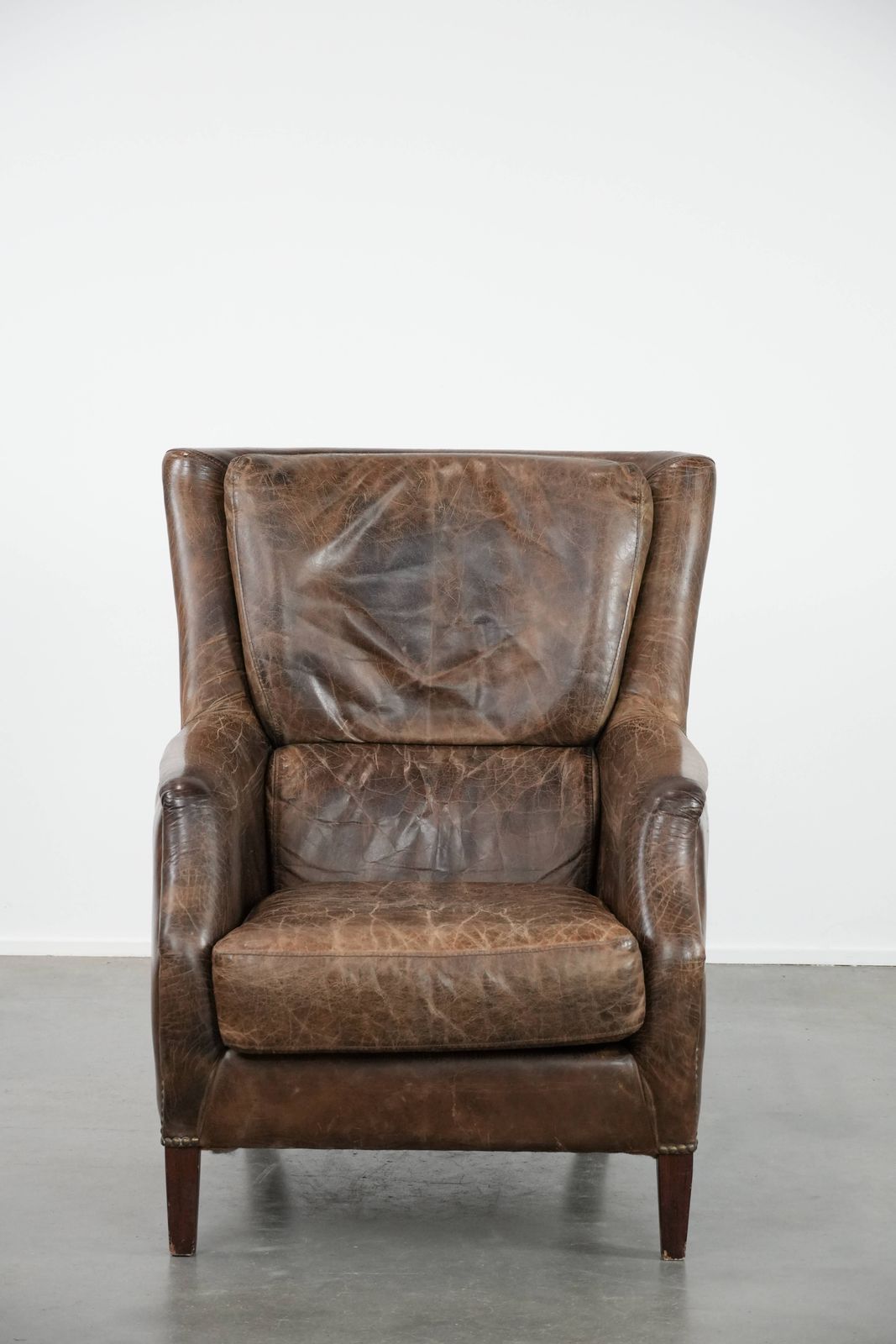 Karaktervolle En Zeer Comfortabele Vintage Fauteuil Van Koeienhuid Met Mooie, Opvallende Kleuren photo furniture
