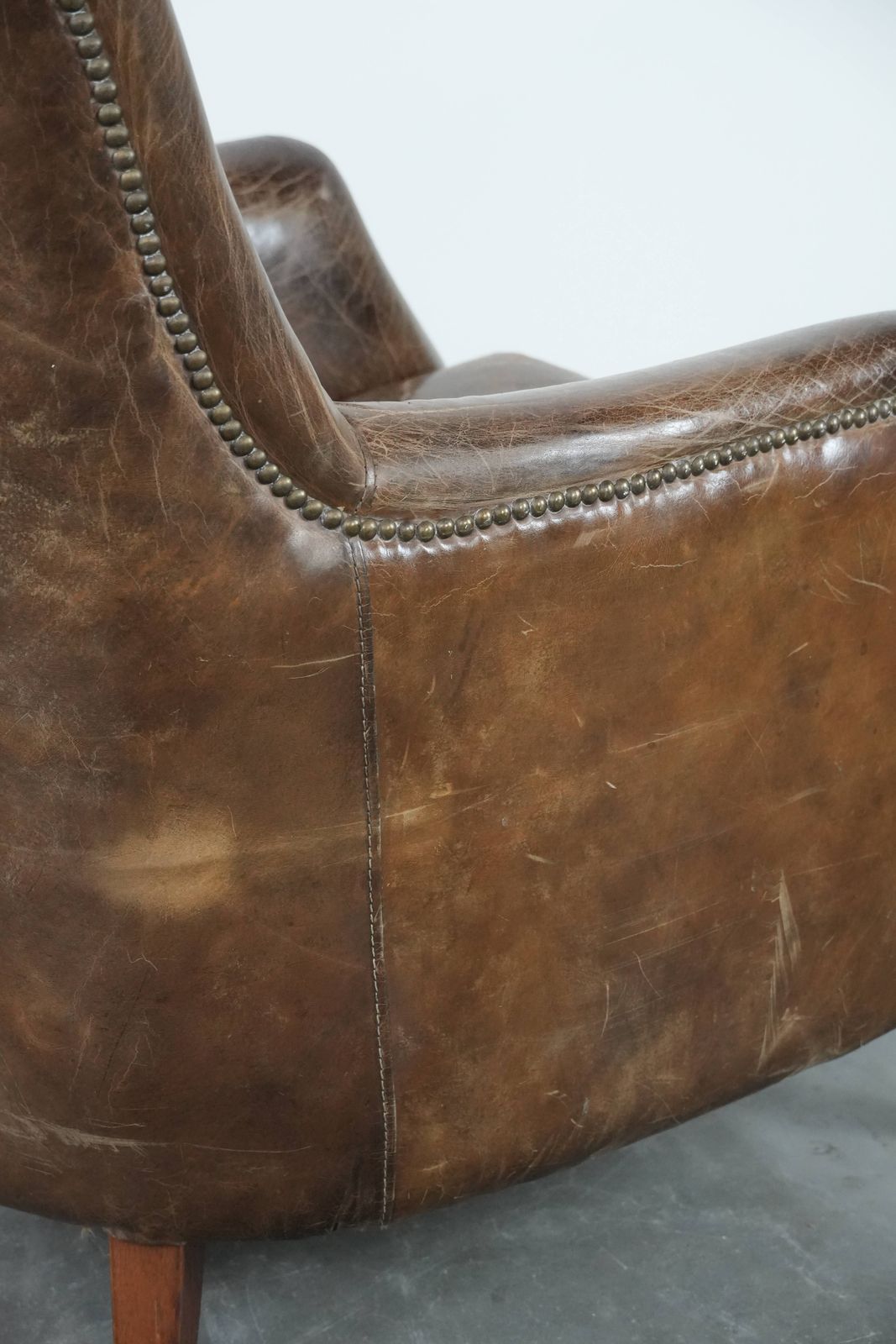 photo vintage Karaktervolle En Zeer Comfortabele Vintage Fauteuil Van Koeienhuid Met Mooie, Opvallende Kleuren
