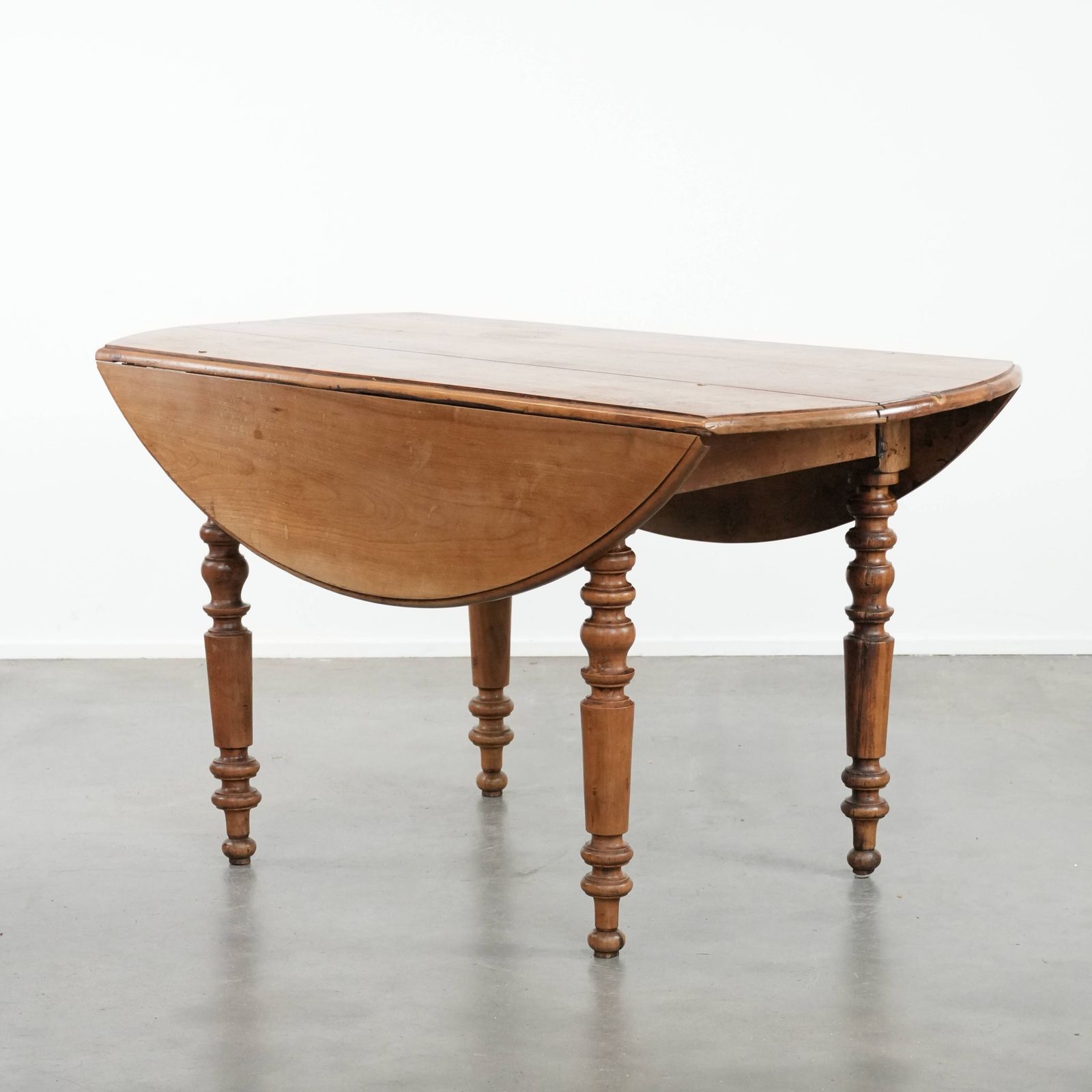 Beautiful Antique English Lop Eared Dining Table Made Of Walnut With Beautiful Colors And Graceful Legs