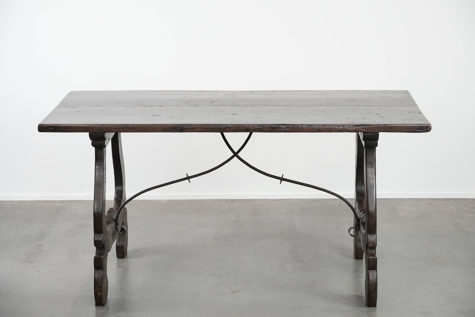 Antieke Spaanse Bijzettafel / Eettafel Uit Het Begin Van De 18e Eeuw Met Mooie Patina En Een Gietijzeren Onderstel photo 1636.0
