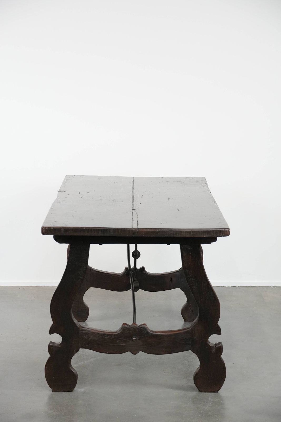 Antieke Spaanse Bijzettafel / Eettafel Uit Het Begin Van De 18e Eeuw Met Mooie Patina En Een Gietijzeren Onderstel photo buy