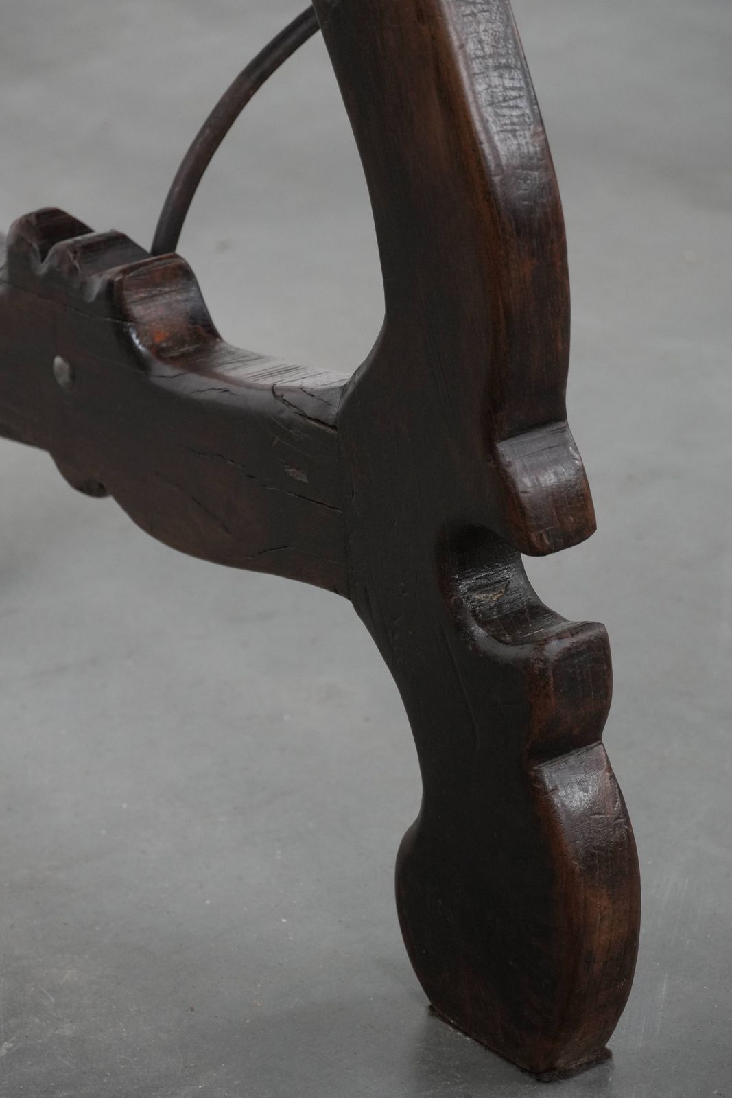 Meubels Antieke Spaanse Bijzettafel / Eettafel Uit Het Begin Van De 18e Eeuw Met Mooie Patina En Een Gietijzeren Onderstel photo