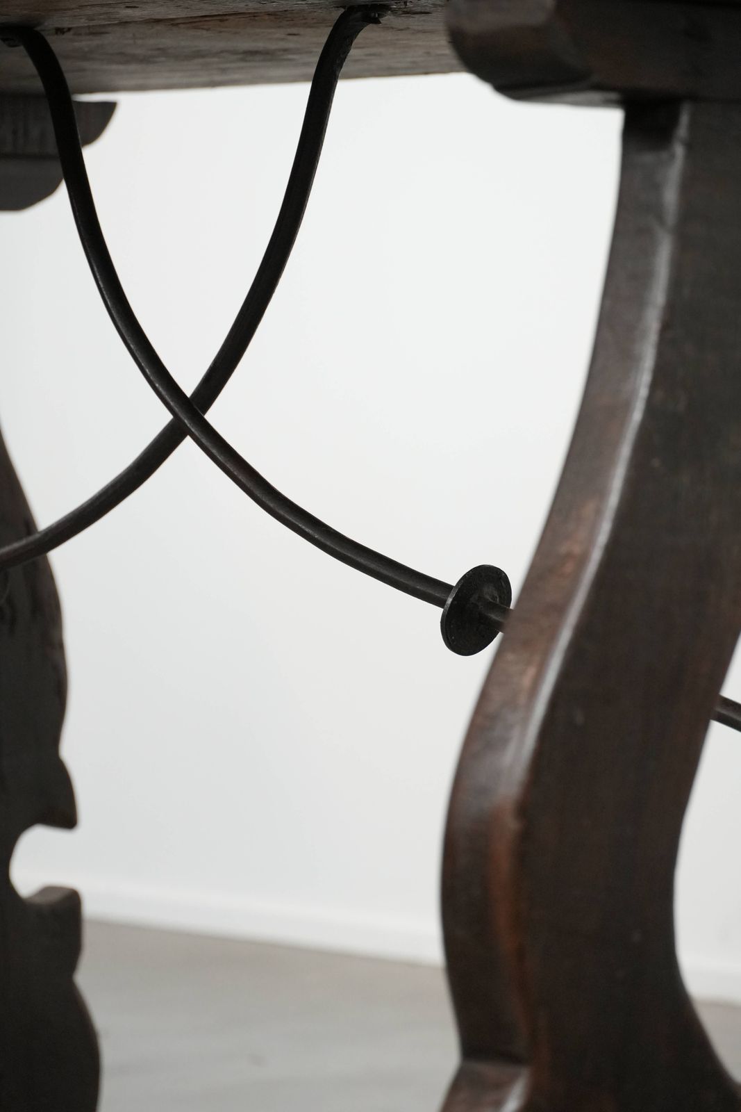 photo vintage Antique Spanish Side Table/ Dining Table From The Early 18th Century With A Beautiful Patina And A Cast Iron Base
