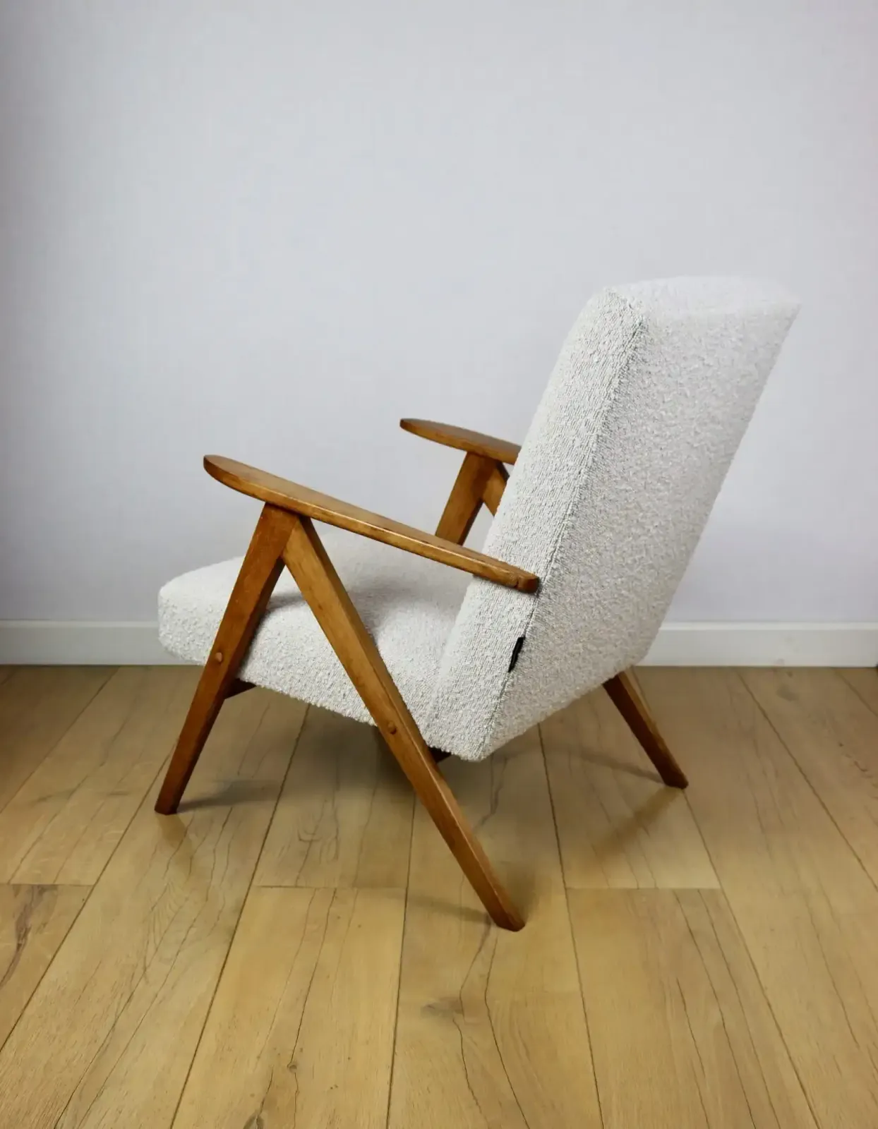 Vintage B 310 Var Armchair, White Bouclé Structure, 1970s   Natural Beech Wood photo vinterior
