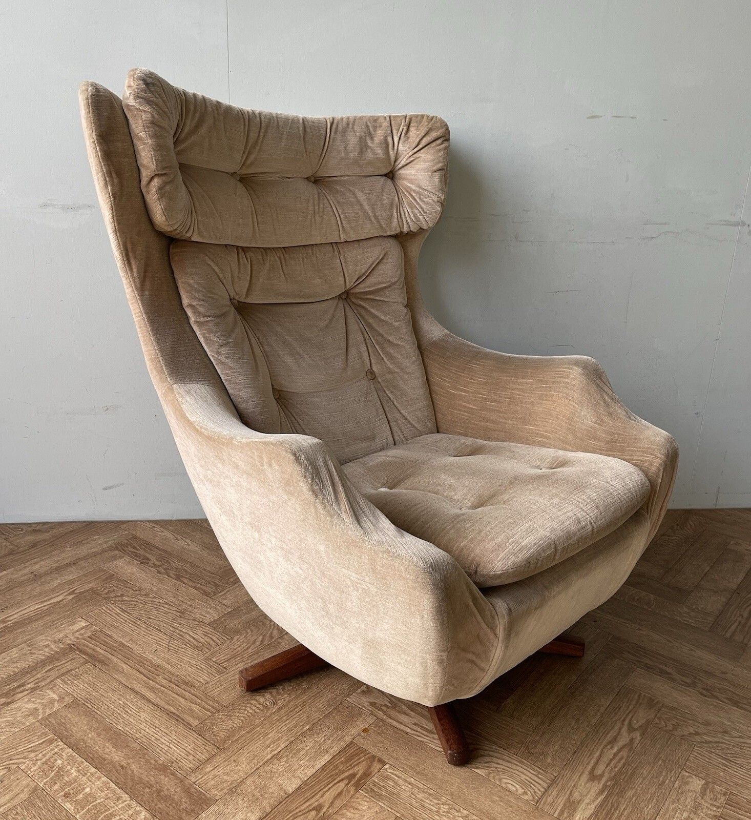 Parker Knoll Iconic Statesman Vintage Swivel Egg Chair Armchair