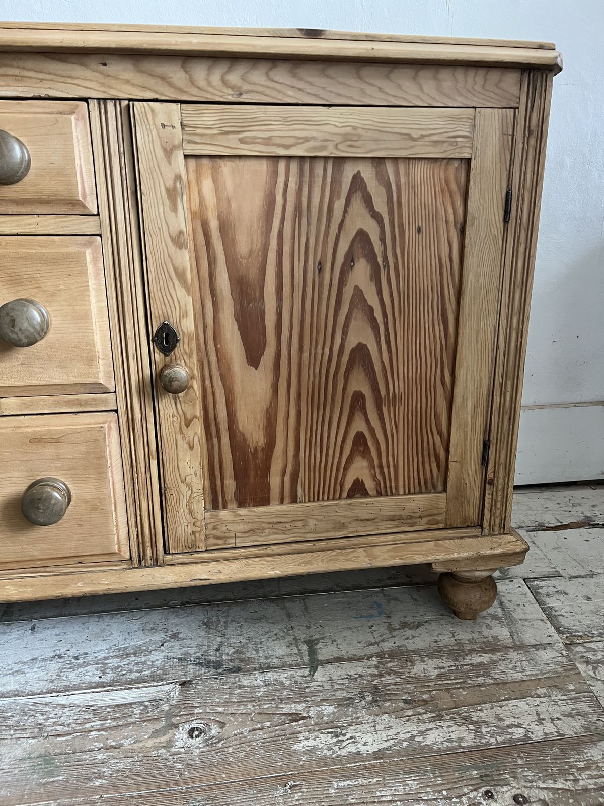 A Stunning Victorian Pine Dresser Base/Sideboard With Three Drawers photo vinterior