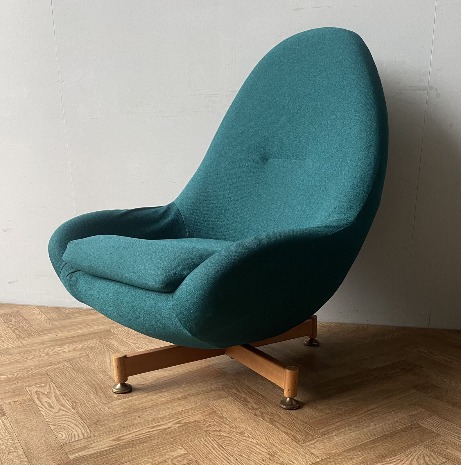 Greaves And Thomas Iconic 1960s Vintage Swivel Egg Chair Armchair. photo vintage