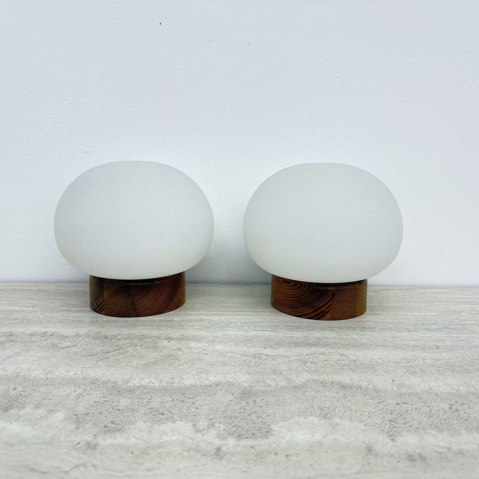 photo furniture Set Van 2 Tafellampen Van Grenenhout En Opalineglas, Jaren 1970