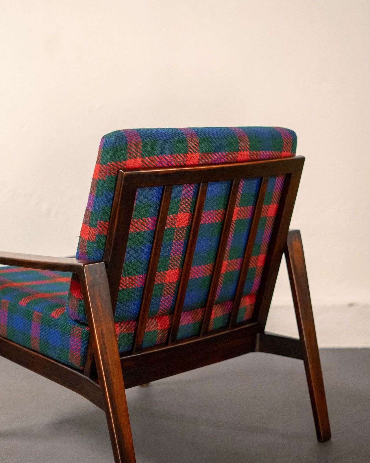 Knoll Antimott Armchair In Walnut And Tartan photo 1780.0
