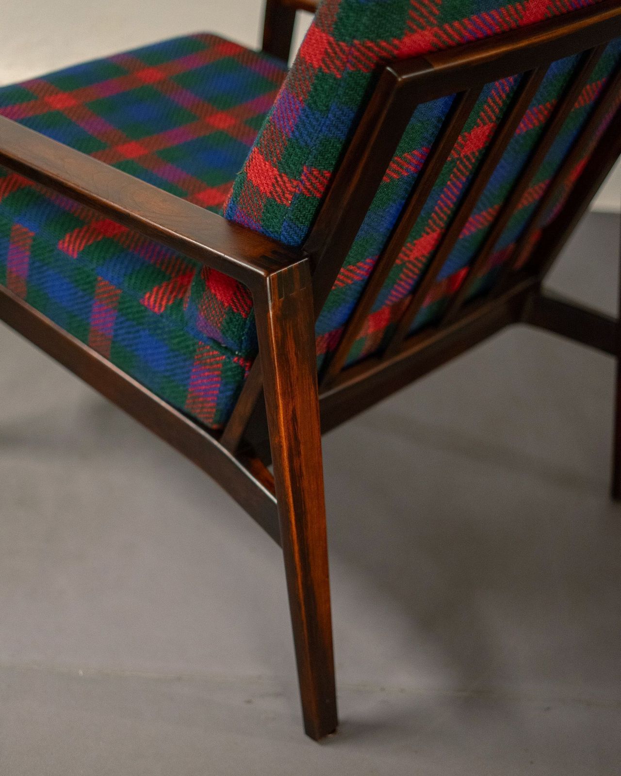 Knoll Antimott Armchair In Walnut And Tartan photo vinterior