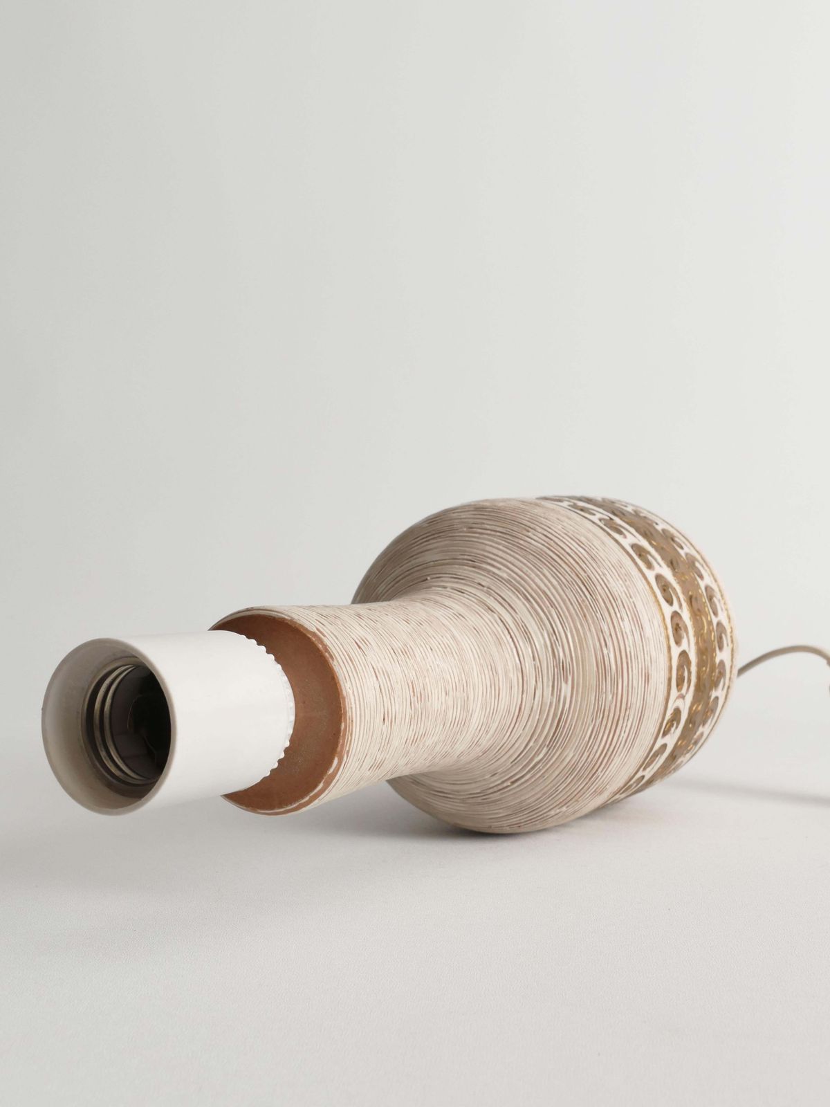 White And Gold Ceramic Table Lamp By Fratelli Fanciulacci, Italy 1970's photo vinterior