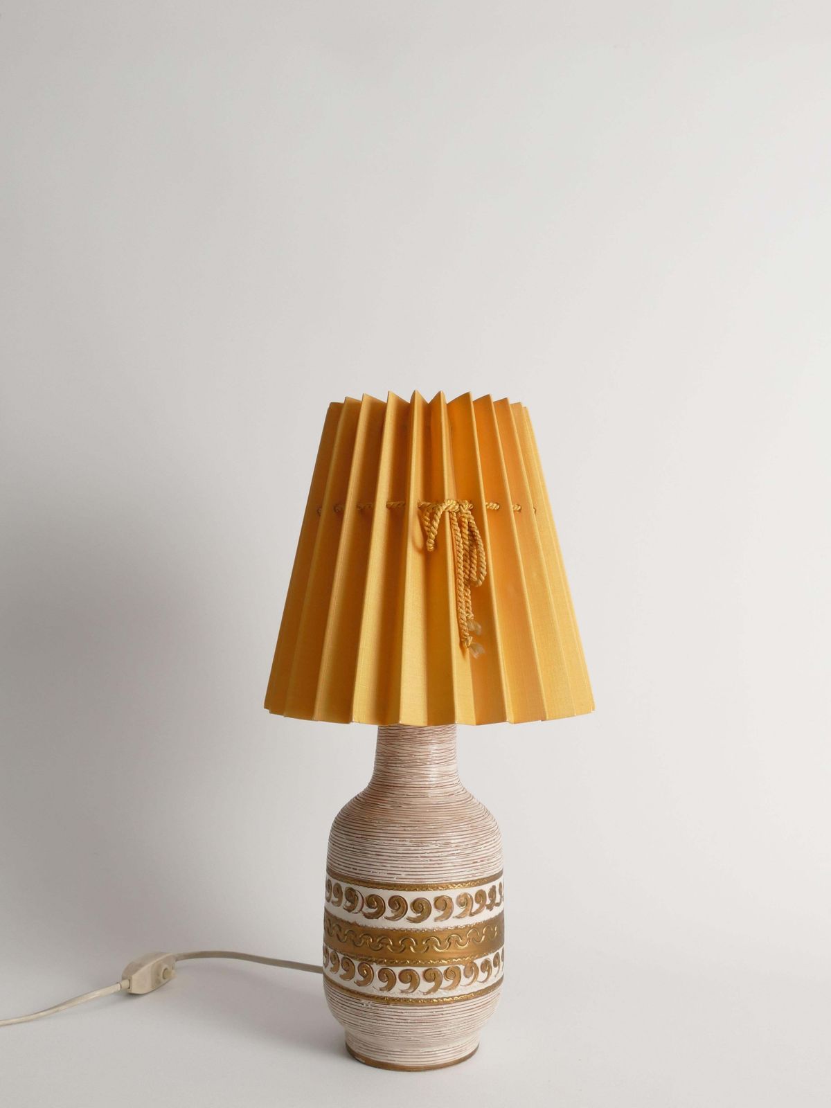 837.0 White And Gold Ceramic Table Lamp By Fratelli Fanciulacci, Italy 1970's photo