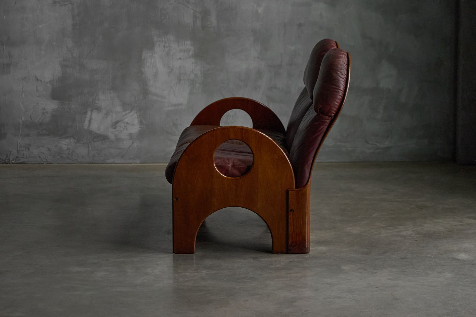 Love Seat Arcata By Gae Aulenti, Walnut And Burgundy Leather, 1968 photo for sale