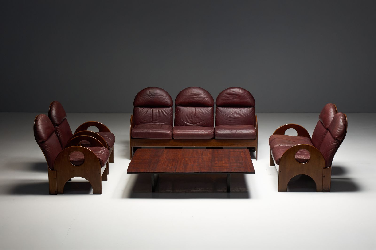 photo for sale Love Seat Arcata By Gae Aulenti, Walnut And Burgundy Leather, 1968