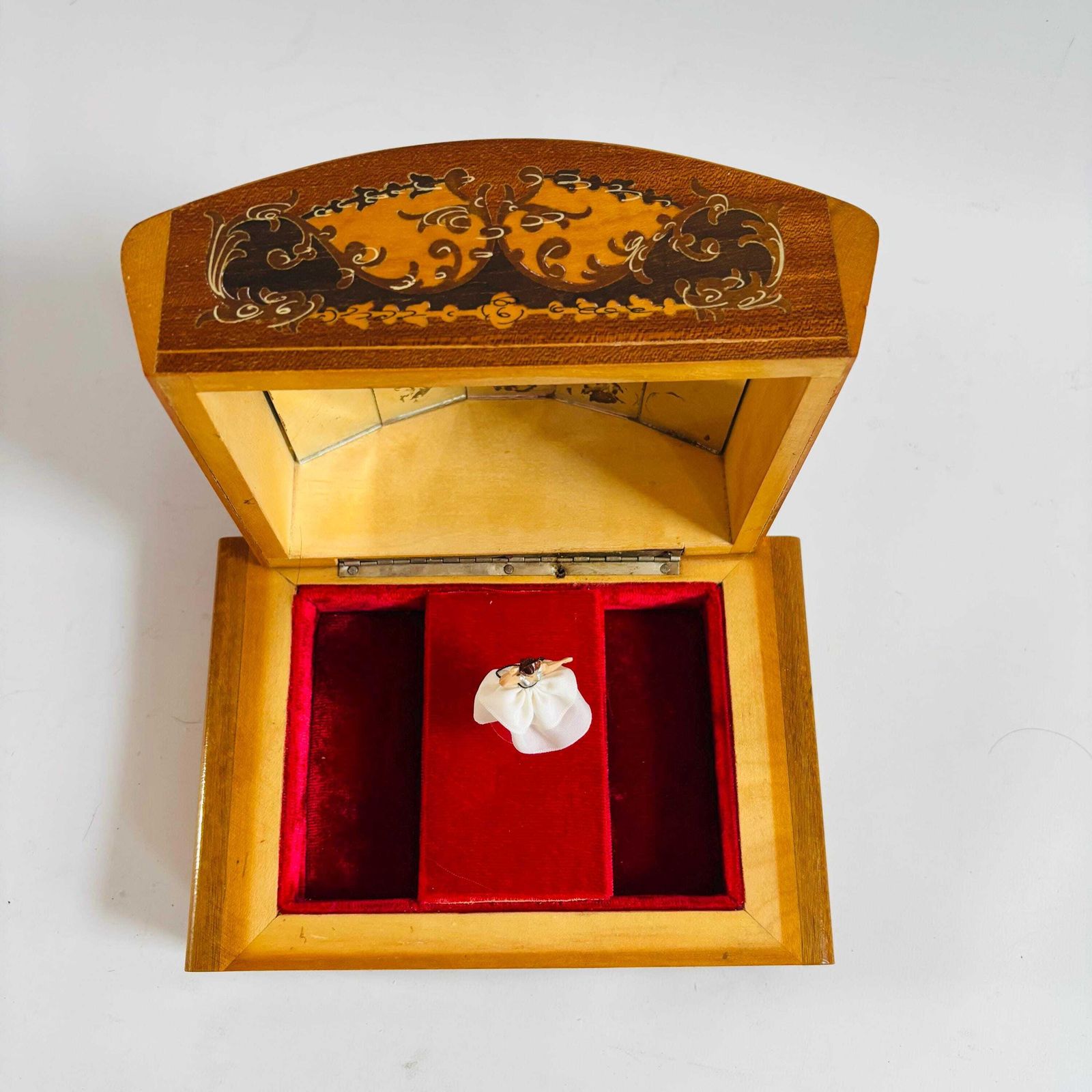 Art Deco Sorrento Olive Wood Jewelry Box: 1930s Ballerina Music Box photo vinterior