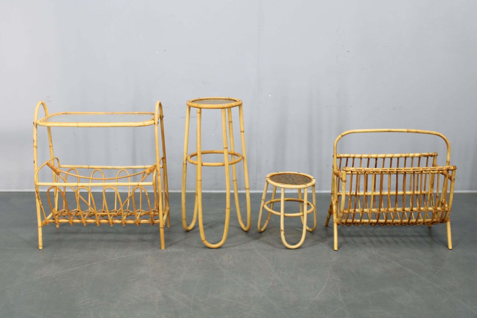 Mid Century Europese Rattanaccessoireset Met Tafels En Tijdschriftenrekken, Jaren 1960 photo furniture