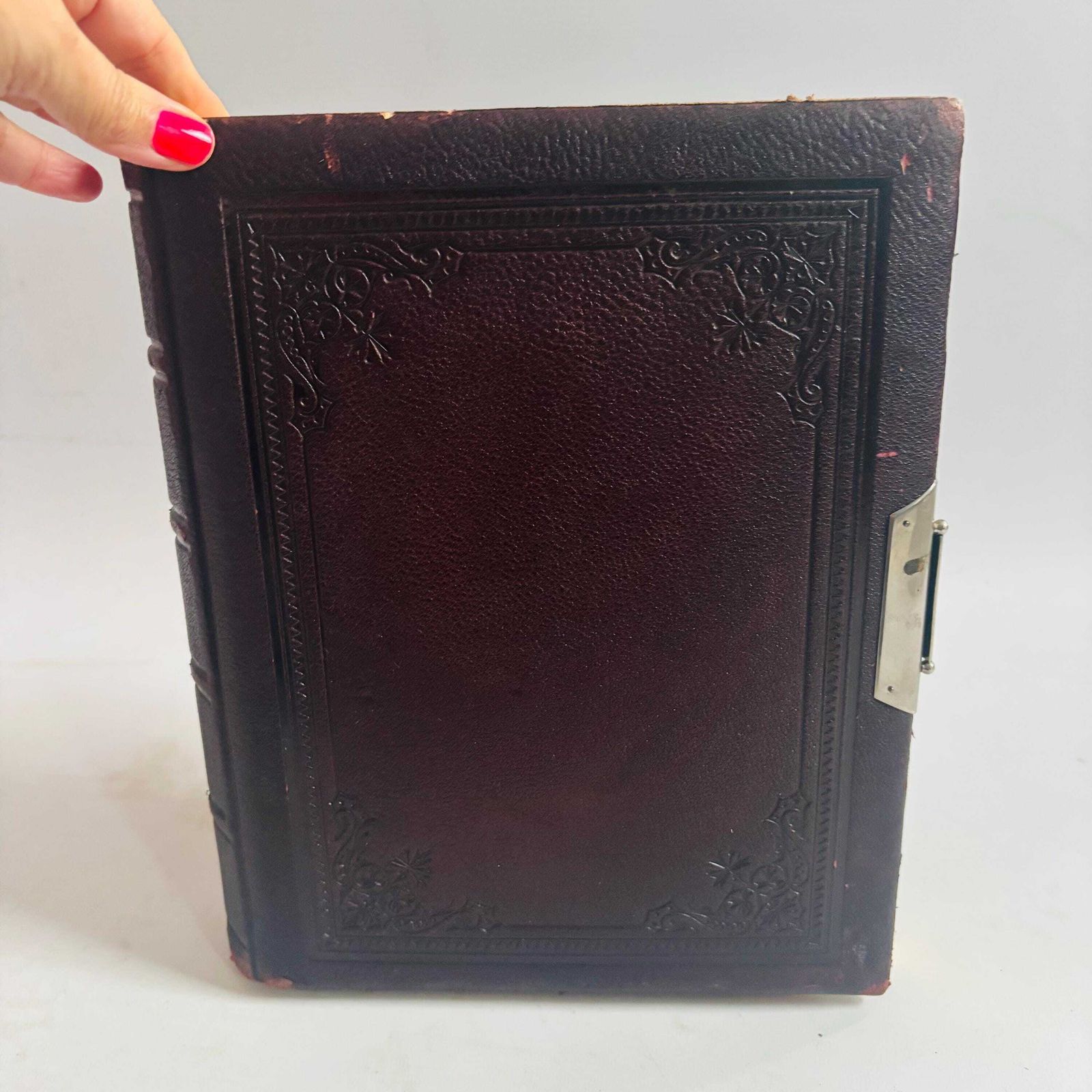 Antique Leather Album | Medieval Illuminated Manuscript Art, British Museum photo vinterior