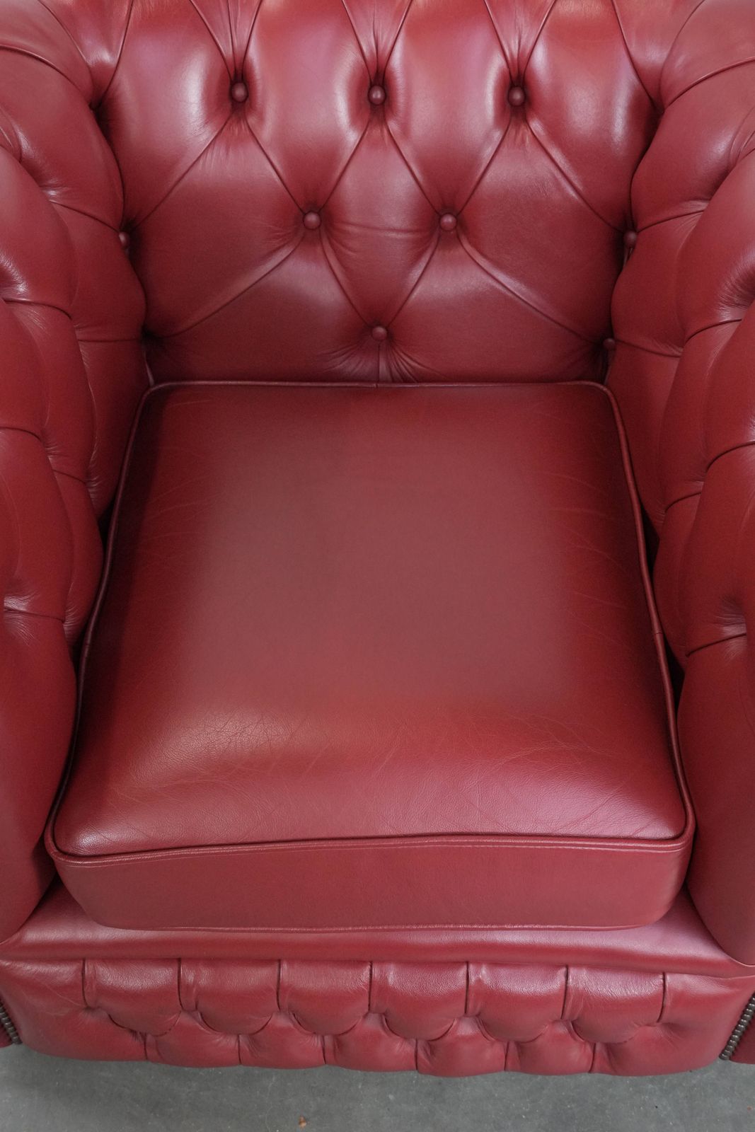 Engelse Chesterfield Fauteuil In Koeienhuid, Rood photo vinterior