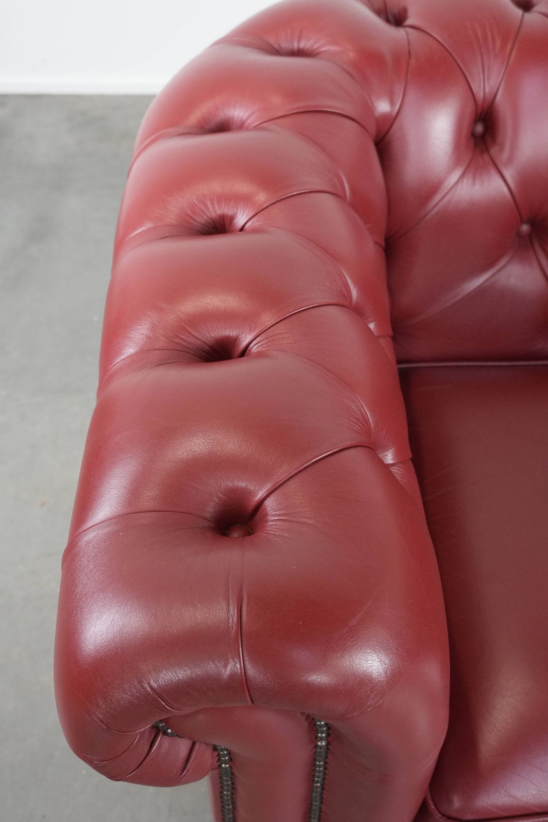 Engelse Chesterfield Fauteuil In Koeienhuid, Rood photo buy