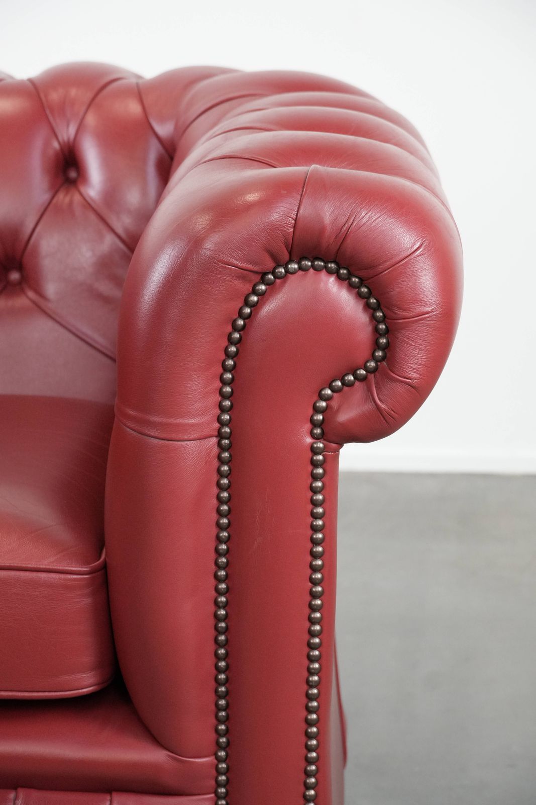 Meubels Engelse Chesterfield Fauteuil In Koeienhuid, Rood photo