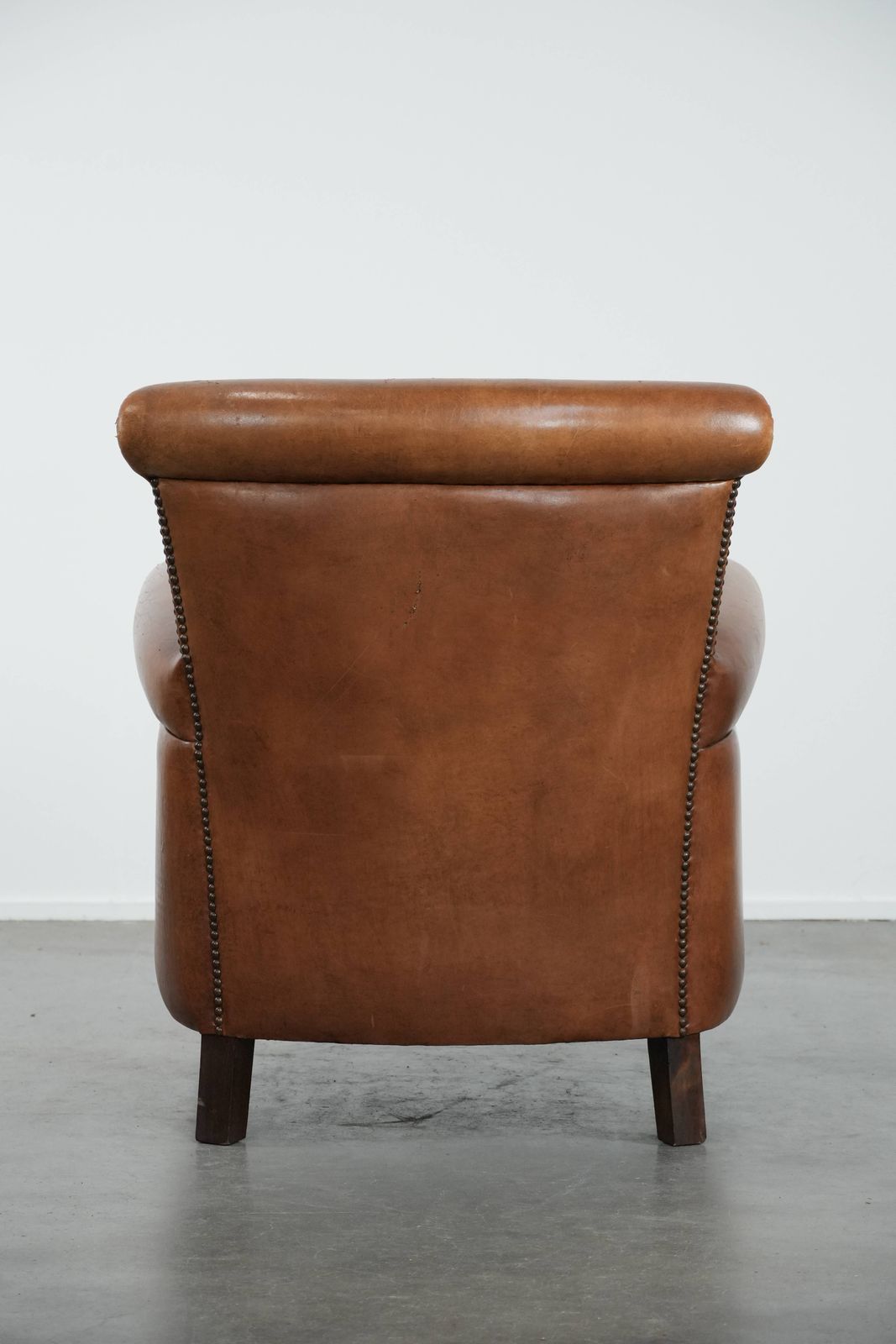 Karaktervolle Vintage Fauteuil Van Schapenleer Met Warme Kleuren photo Meubels