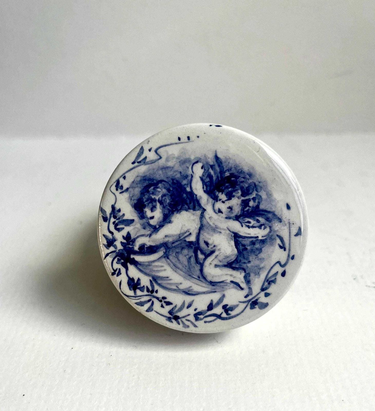 photo vintage Vintage Rouen Style Blue & White Cherub Trinket Box – Hand Painted French Faience Pot / Putti Lidded Jewellery Box