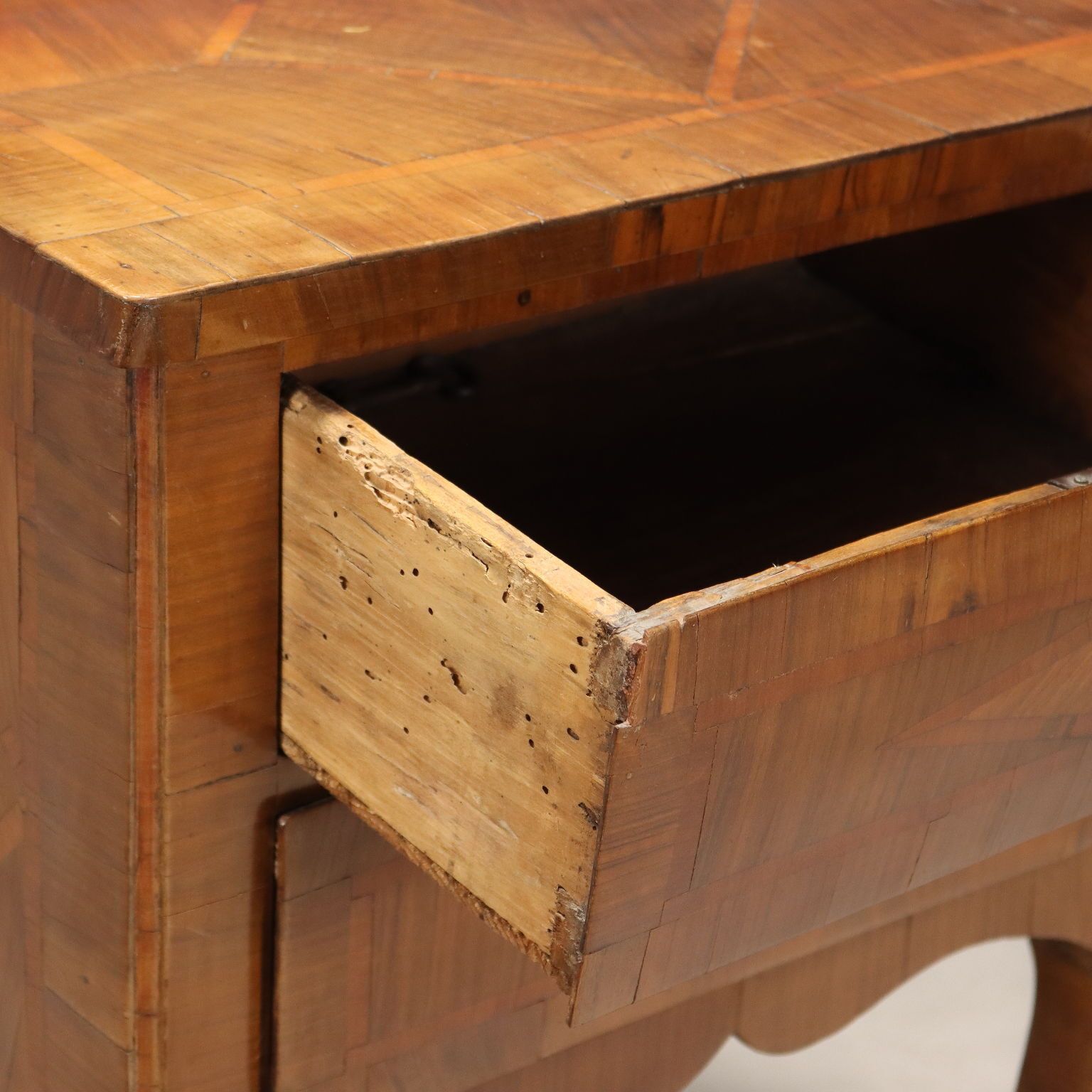 Comodino Barocchetto In Noce photo Furniture
