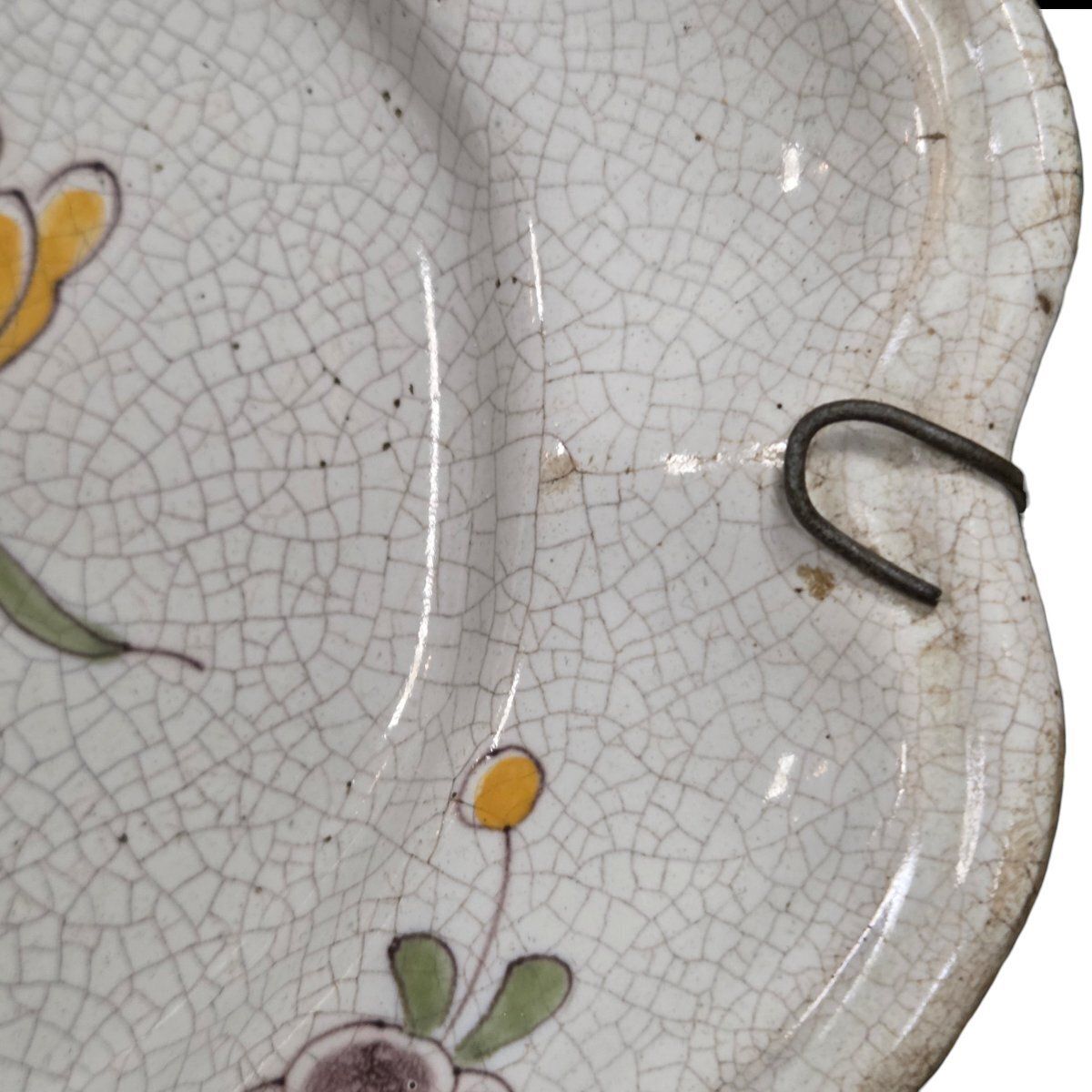 Plat ovale d'époque en faïence. Fin du XVIIIe siècle - Sud-Ouest de la France (Bergerac ?) photo for sale
