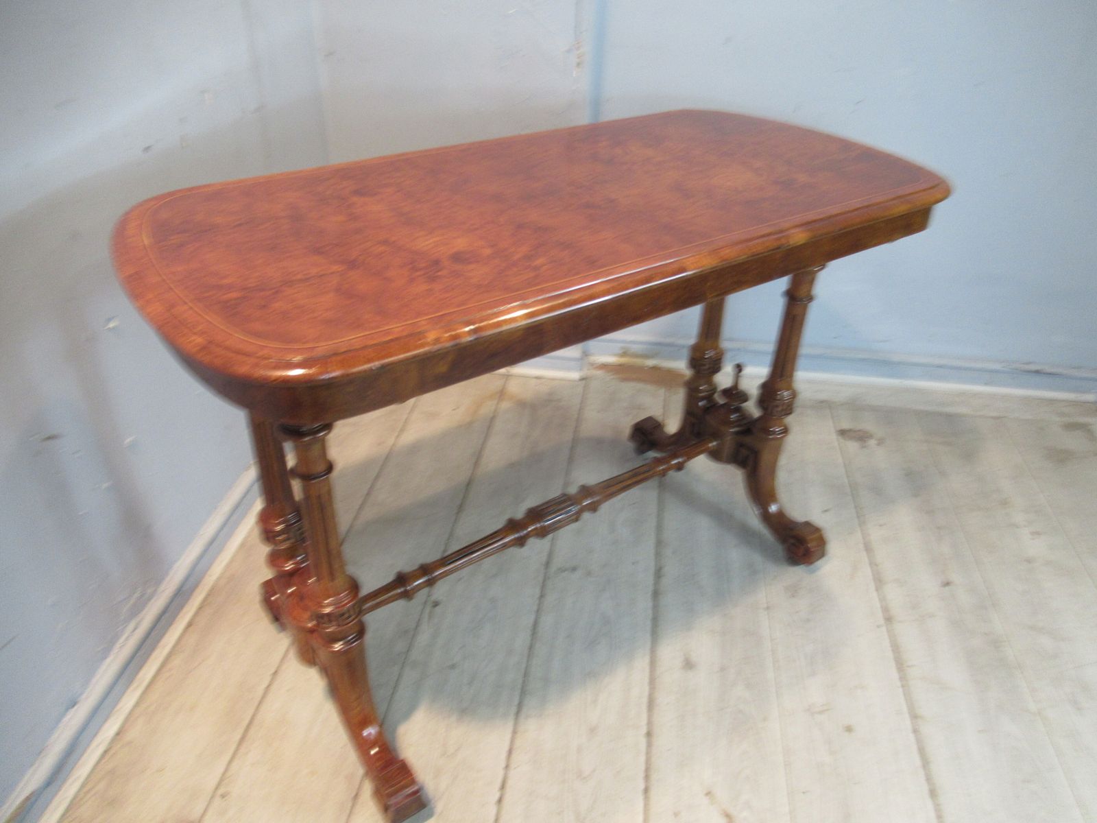 photo vinterior Quality   Victorian   Burr Oak   Side Table