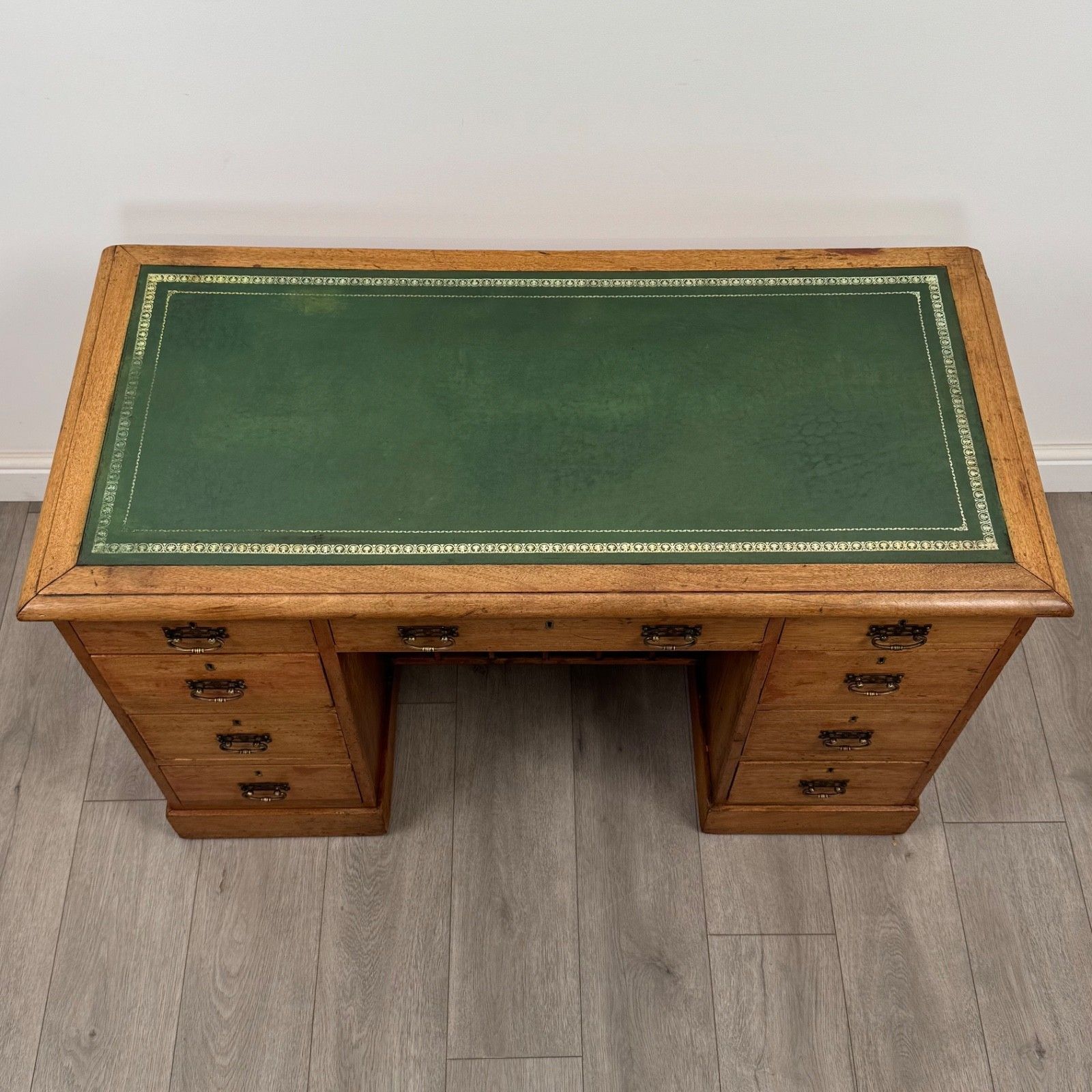 photo furniture Antique 19th Century Good Quality Kneehole Desk In Pine