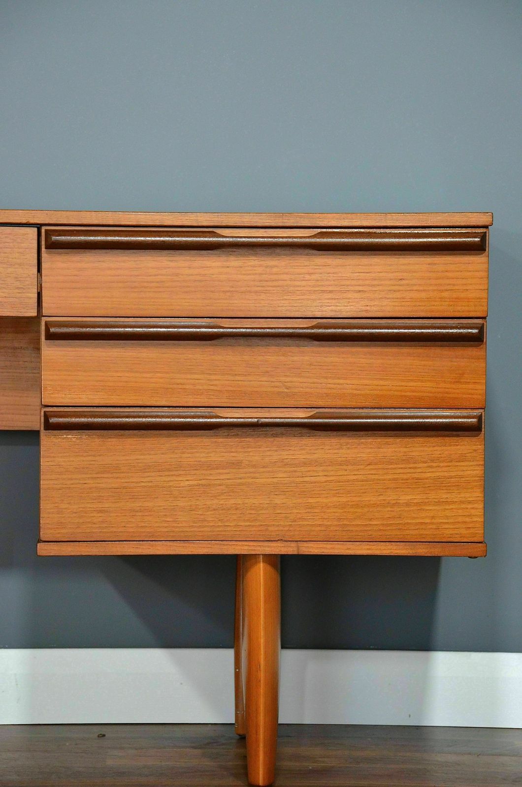 Vintage Avalon Mid Century Teak Desk / Dressing Table. Delivery. Modern / Danish Style. photo 999.0