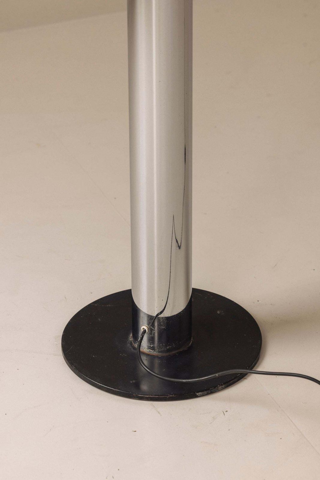 photo vinterior Minimalist Italian Floor Lamp From The Late 1970s In Chrome And Brushed Metal.