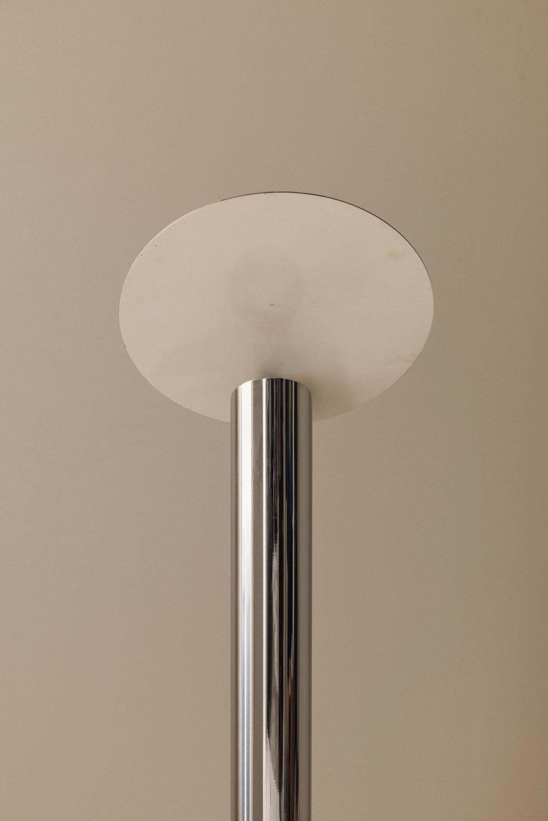 photo vintage Minimalist Italian Floor Lamp From The Late 1970s In Chrome And Brushed Metal.