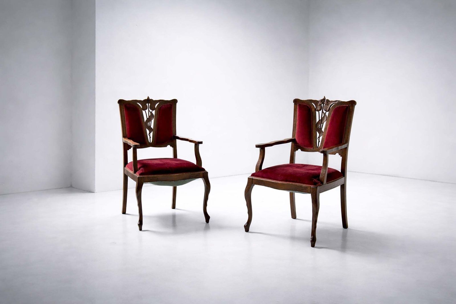 photo vintage Pair Of Red Italian Art Nouveau Armchairs In The Style Of Georges De Feure