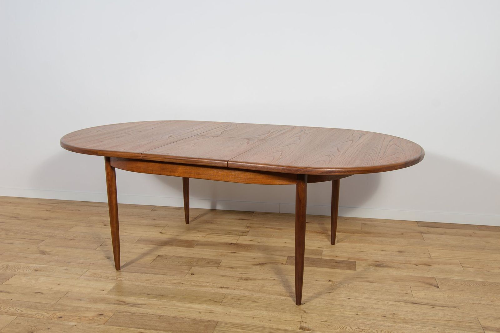 photo vinterior Mid Century Modern Teak Oval Dining Table From G Plan, United Kingdom, 1960s