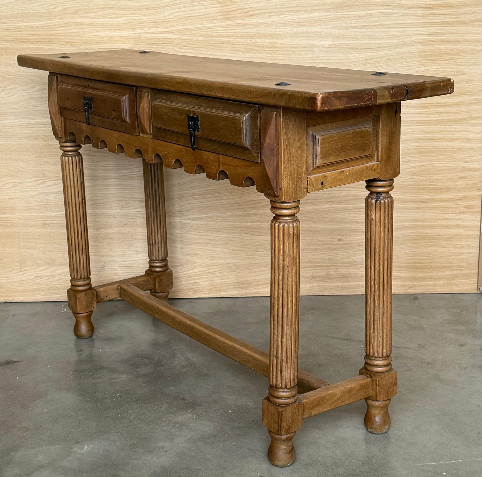 Early 20th Century Spanish Carved Light Walnut Console Table With Fluted Legs photo vinterior