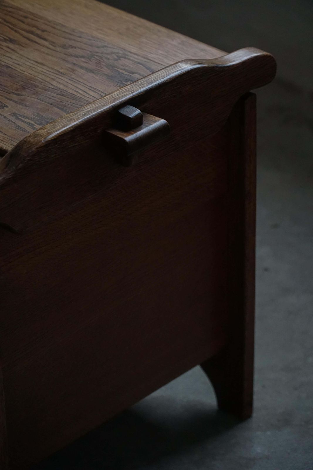 Danish Modern Oak Chest With Decorative Relief Carving, Mid 20th Century photo vinterior
