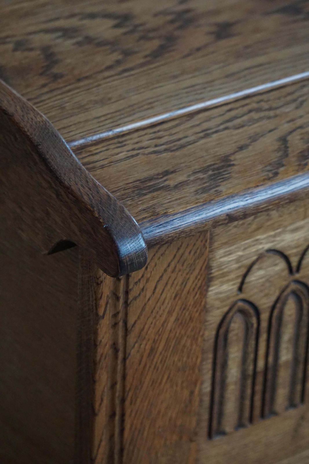 photo vintage Danish Modern Oak Chest With Decorative Relief Carving, Mid 20th Century