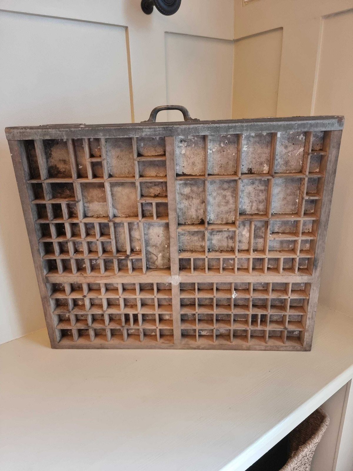 Antieke Italiaanse letterpers-zetbak, houten drukkersbak, industrieel woondecor photo furniture