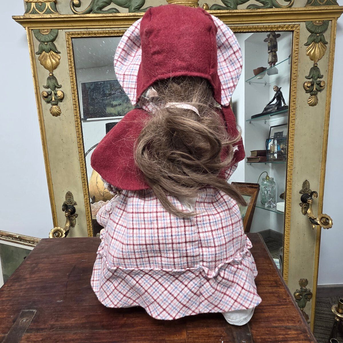 Poupée d'époque à tête en porcelaine, fin du XIXe - début du XXe siècle. photo furniture