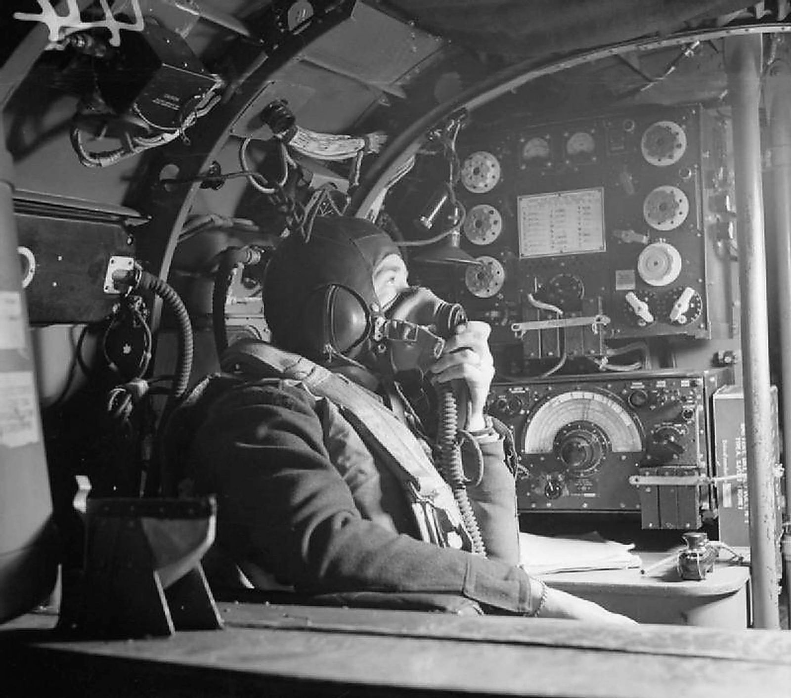 photo buy Original Ww2 Raf Air Ministry Aircraft Radio Receiver – R1155b – Serial No. 94781