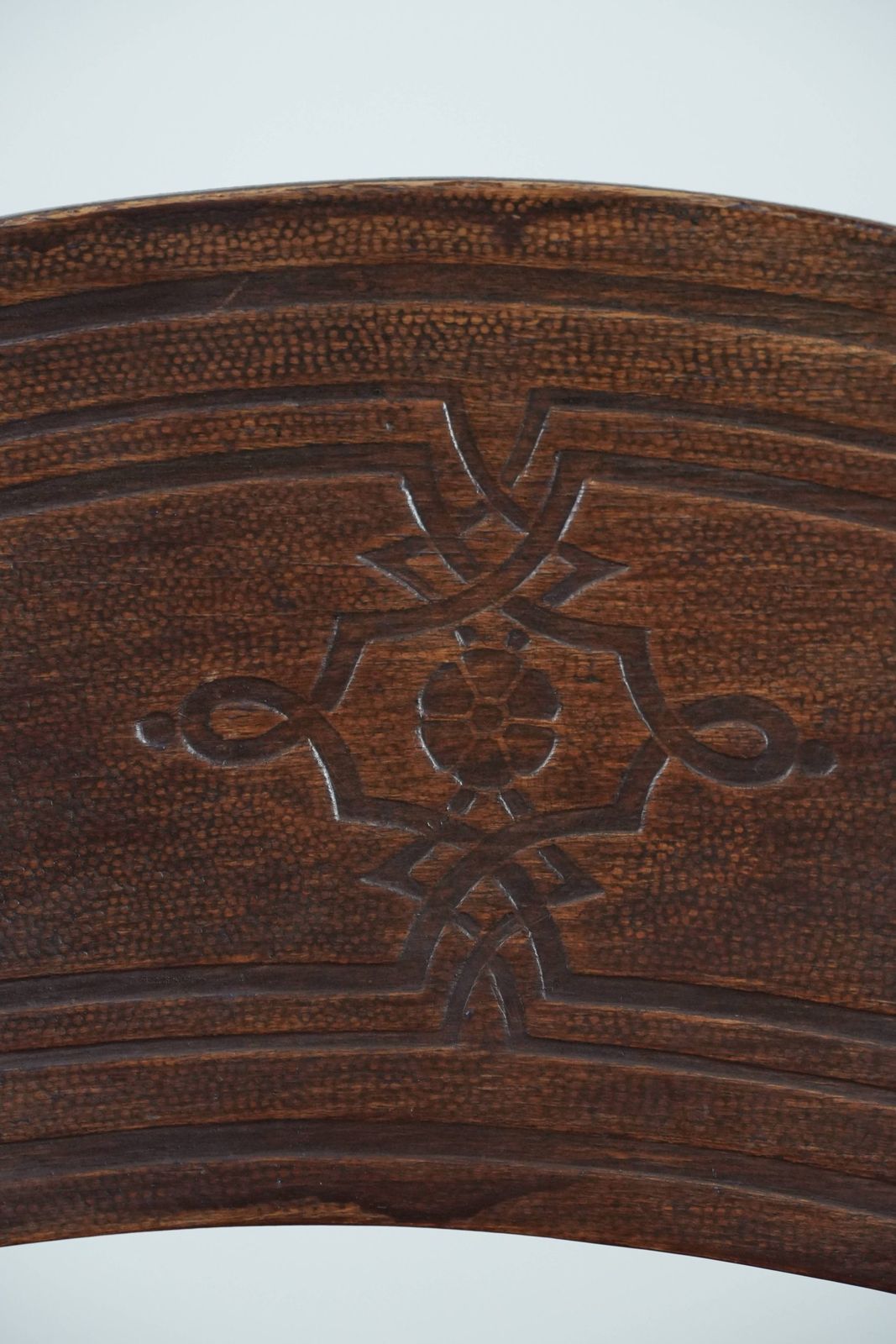 photo vintage Nice Timeless Set Of Five Vintage Wooden Cosmos Bistro Design Chairs With Beautiful Carvings And Beautiful Details.