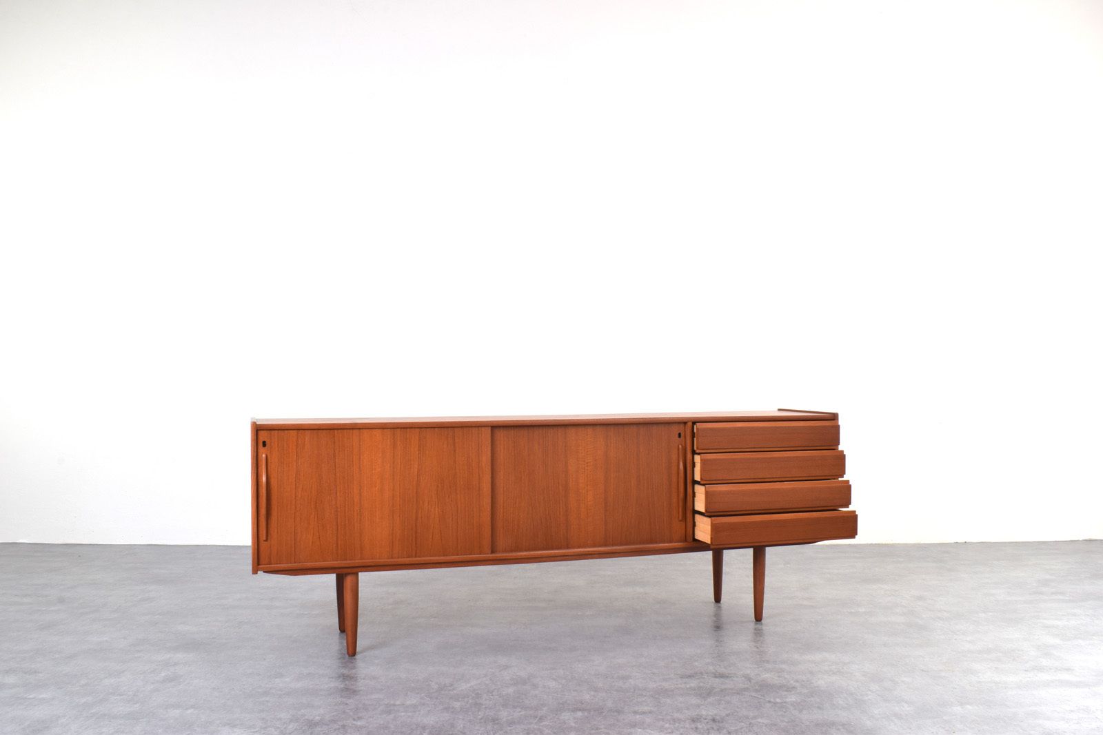 Mid Century Danish Teak Sideboard, 1960s. photo vinterior