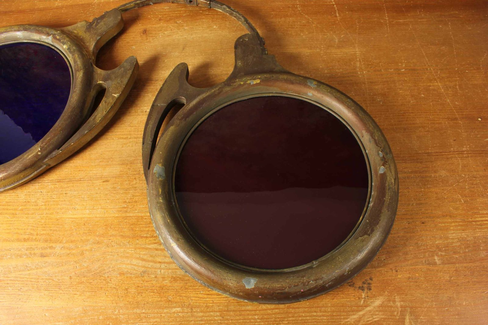 Large Antique Optician's Shop Sign. Optometrist Spectacles Glasses. photo vinterior