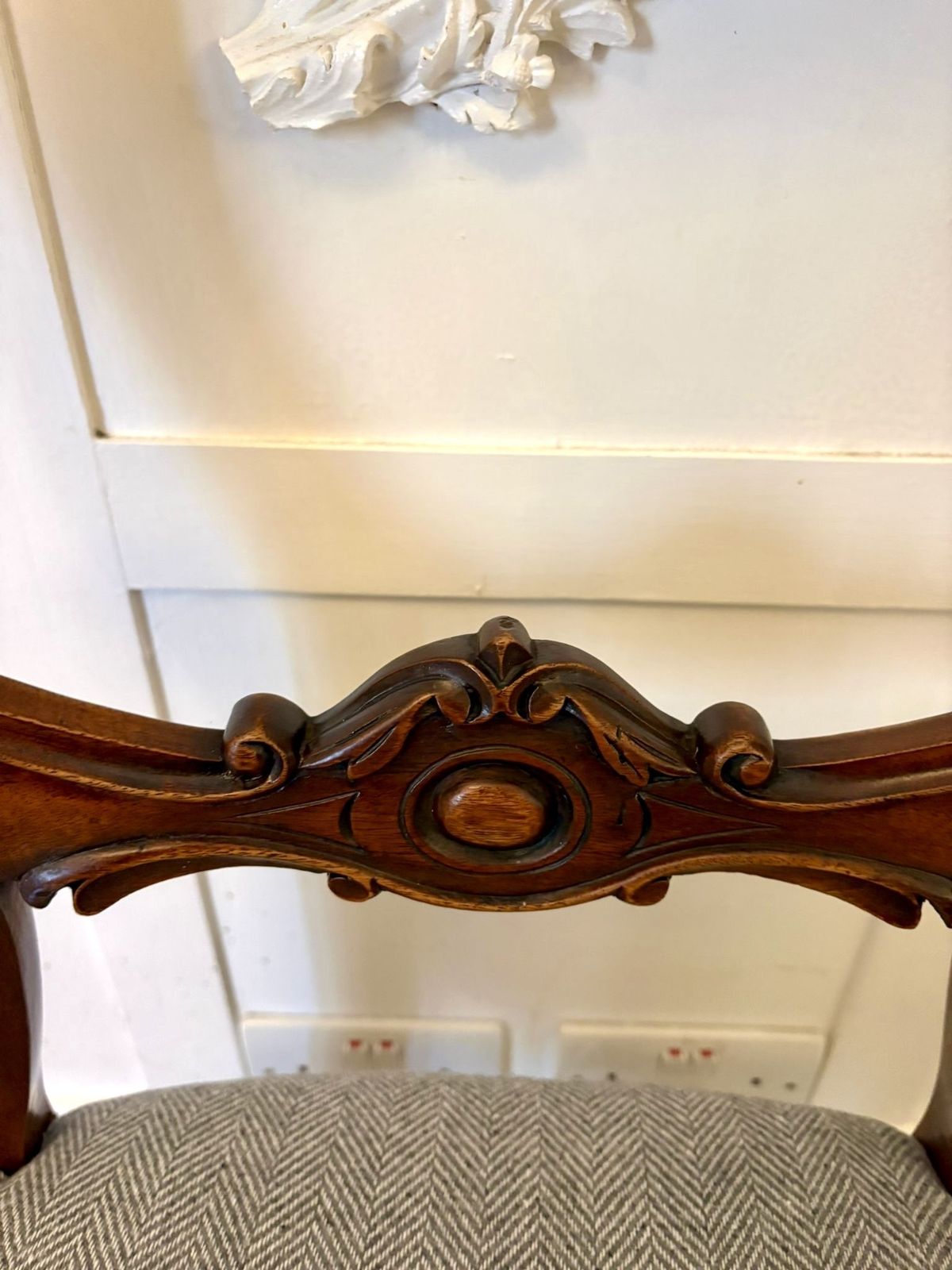 photo furniture Antique Set Of Eight Quality Mahogany Balloon Back Dining Chairs