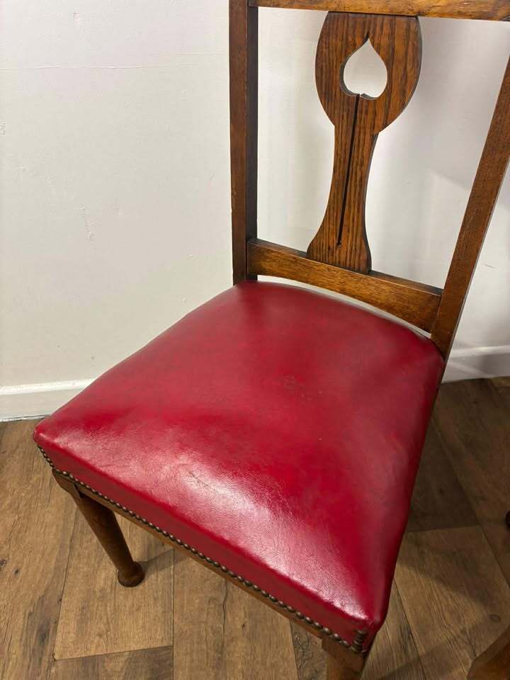 photo vintage Set Of Four Early 20th Century Oak Art Nouveau Dining Chairs